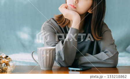 考えごとをする女性 考えごとをする女性 133218862