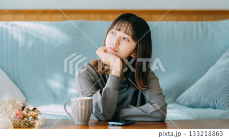 考えごとをする女性 133218863