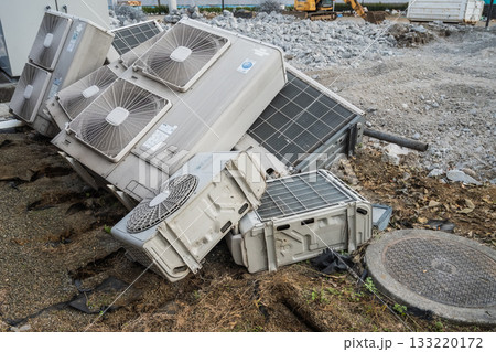 店舗の解体工事で撤去した室外機 133220172