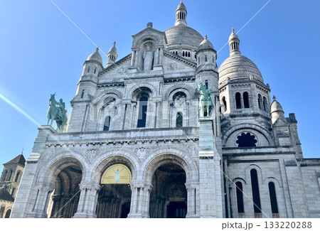 フランス、パリのモンマルトルの丘のサクレクール寺院 133220288
