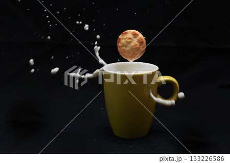 ミルクにひたしたクッキー 133226586