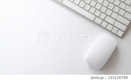 副業・在宅ワークに使える 白いデスク＋マウス＋キーボード背景（4K・文字入れ余白あり） 133226789