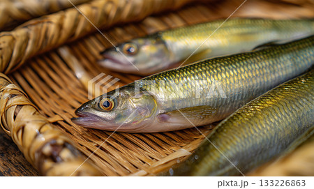 かごの中に置かれた新鮮なアユ 133226863