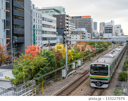 【東海道本線】秋の早朝の街を快走する普通列車 133227970