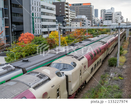 【東海道本線】秋の早朝の街を快走するサンライズ瀬戸・出雲 【東海道本線】秋の早朝の街を快走するサンライズ瀬戸・出雲 133227974