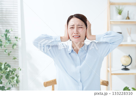 騒音から耳を塞ぐ女性 騒音から耳を塞ぐ女性 133228310
