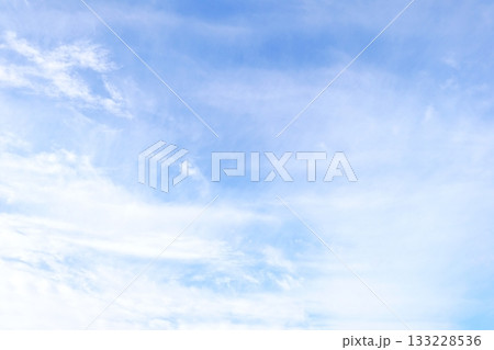 空と薄雲の秋の空の背景 133228536