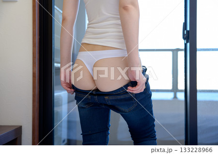 デニムパンツをはく女性のお尻　美尻　ダイエットイメージ　スレンダー　つっかえる 133228966