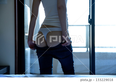 デニムパンツをはく女性のお尻 美尻 ダイエットイメージ スレンダー つっかえる 自然光朝カラー影強め デニムパンツをはく女性のお尻 美尻 ダイエットイメージ スレンダー つっかえる 自然光朝カラー影強め 133229018