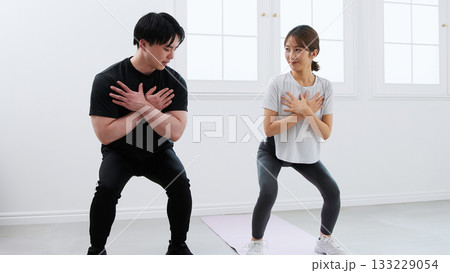 パーソナルトレーナーにトレーニングを受ける若い女性 パーソナルトレーナーにトレーニングを受ける若い女性 133229054