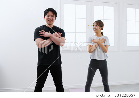 パーソナルトレーナーにトレーニングを受ける若い女性 133229057