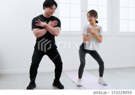 パーソナルトレーナーにトレーニングを受ける若い女性 パーソナルトレーナーにトレーニングを受ける若い女性 133229059