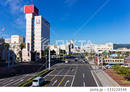 高知駅南口 路面電車と道路の交差点 高知県高知市駅前町 高知駅南口 路面電車と道路の交差点 高知県高知市駅前町 133229146