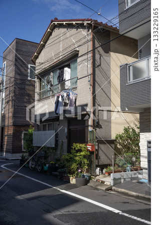 日本の古い木造二階建住宅/狭小住宅/一戸建て/ 133229165