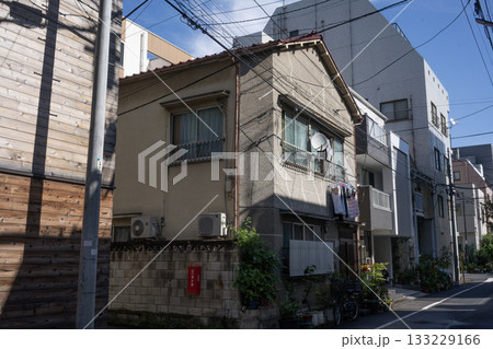 日本の古い木造二階建住宅/狭小住宅/一戸建て/ 日本の古い木造二階建住宅/狭小住宅/一戸建て/ 133229166
