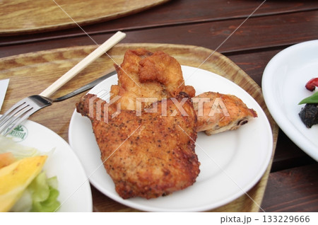 屋外レストランで食べるフライドチキン 133229666