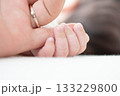 赤ちゃんの手 133229800