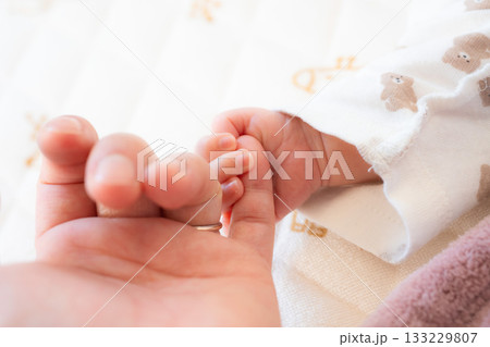 赤ちゃんの手 133229807