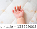 赤ちゃんの手 133229808