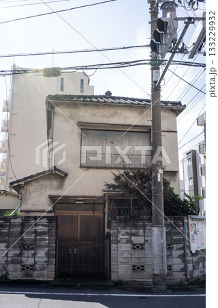 日本の古い木造二階建住宅/狭小住宅/一戸建て/ 日本の古い木造二階建住宅/狭小住宅/一戸建て/ 133229932