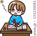 勉強しているが全然集中できていない男の子 133230081