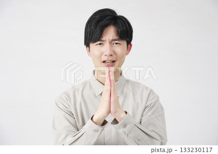 男性 懇願 合掌 20代 白背景 男性 懇願 合掌 20代 白背景 133230117