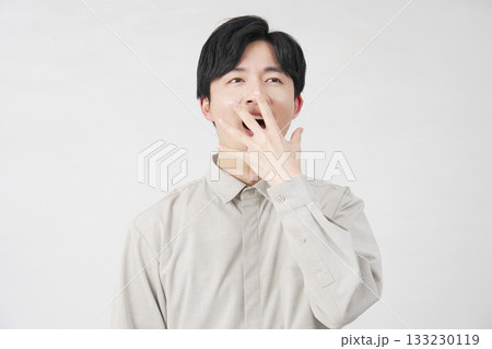 男性　あくび　20代　白背景 133230119