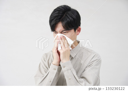 男性 鼻をかむ 20代 白背景 男性 鼻をかむ 20代 白背景 133230122