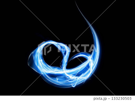 青く光る炎が渦巻く抽象的な背景 青く光る炎が渦巻く抽象的な背景 133230503