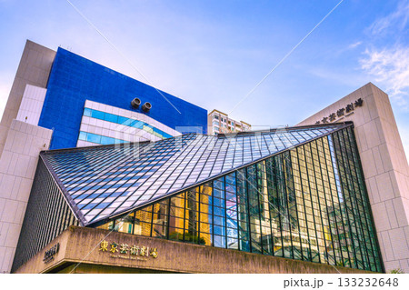 日本の東京都市景観 新風景。池袋駅前の池袋西口公園・東京芸術劇場やガラス窓に映る超高層ビルなどを望む 133232648
