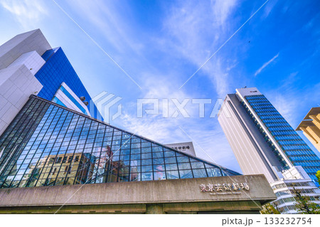 日本の東京都市景観 新風景。池袋駅前の池袋西口公園・東京芸術劇場や超高層ビルなどを望む＝7日 133232754