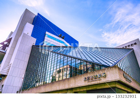 日本の東京都市景観 池袋駅前の池袋西口公園・東京芸術劇場などを望む＝7日 133232931