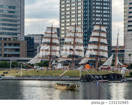 帆を張った日本丸とみなとみらいの風景 帆を張った日本丸とみなとみらいの風景 133232985