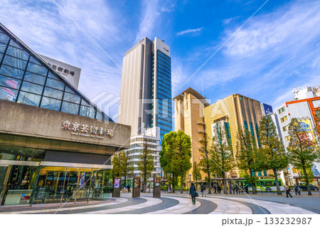 日本の東京都市景観 新風景。池袋駅前の池袋西口公園・東京芸術劇場や超高層ビルなどを望む=7日 日本の東京都市景観 新風景。池袋駅前の池袋西口公園・東京芸術劇場や超高層ビルなどを望む=7日 133232987