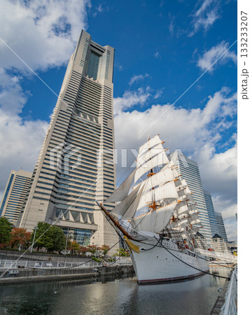 帆を張った日本丸とランドマークタワー 133233207