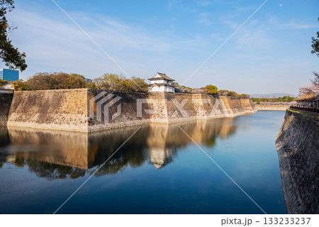 春の大阪城公園の風景 133233237