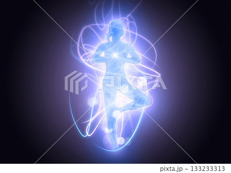 光のエネルギーと瞑想する人のシルエット 光のエネルギーと瞑想する人のシルエット 133233313