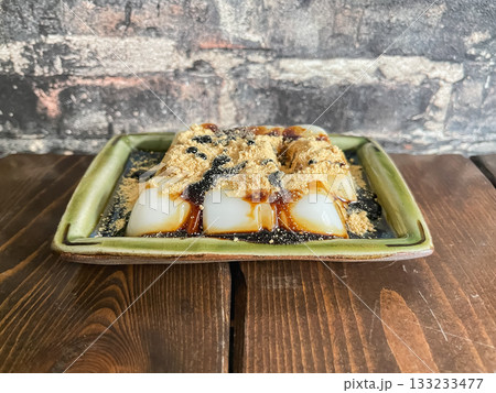 こんにゃく粉で作った甘いミルク餅。黒蜜ときなこをトッピング。 こんにゃく粉で作った甘いミルク餅。黒蜜ときなこをトッピング。 133233477