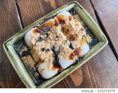 こんにゃく粉で作った甘いミルク餅。黒蜜ときなこをトッピング。 こんにゃく粉で作った甘いミルク餅。黒蜜ときなこをトッピング。 133233478