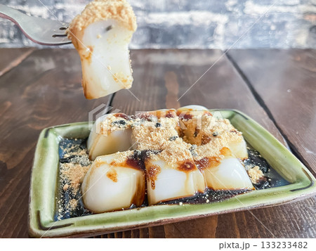 こんにゃく粉で作った甘いミルク餅。黒蜜ときなこをトッピング。 こんにゃく粉で作った甘いミルク餅。黒蜜ときなこをトッピング。 133233482