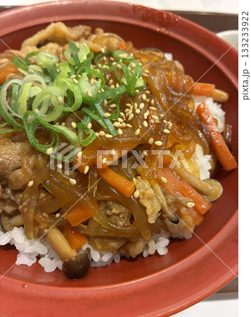 牛丼チェーン店で食べる「プルコギ牛カルビ焼肉丼」 133233922