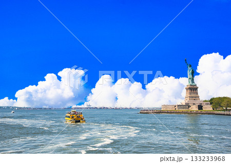 自由の女神と白い入道雲合成 133233968