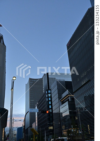 東京駅八重洲口の夕方・高層ビル街とオフィス街の帰宅時間 133234155