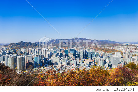 韓国　南山公園から眺めるソウル市内　秋景 133234271