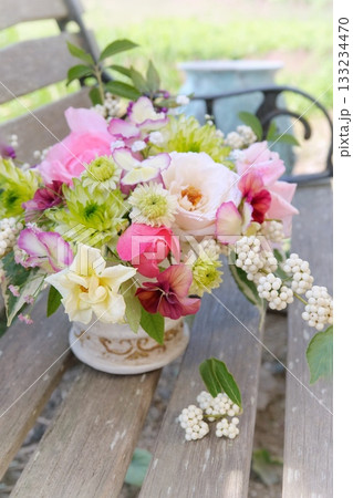 ベンチにフラワーアレンジメント 133234470