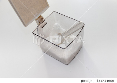 白砂糖と小さじが入ったプラスチック容器 白砂糖と小さじが入ったプラスチック容器 133234606
