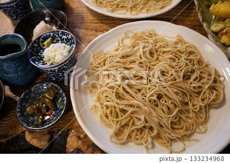 和食器に盛られたざる蕎麦 133234968