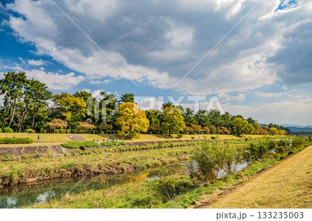 秋の鴨川風景 133235003