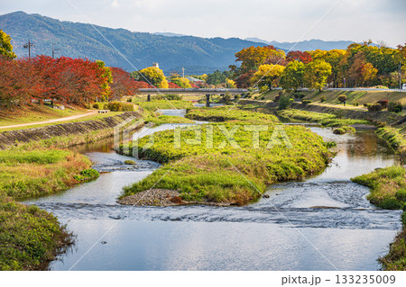 秋の鴨川風景 秋の鴨川風景 133235009