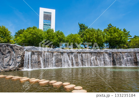 霞港公園の滝と四日市港ポートビル（三重県 四日市市 霞） 133235184